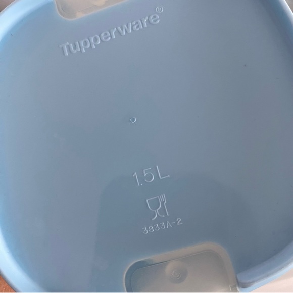 Tupperware Skyline Acrylic Canister - Picture 4 of 4